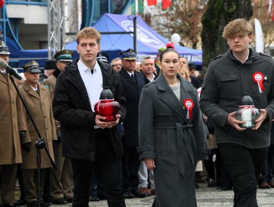 Uczestnicy wydarzenia złożyli znicze i wiązanki kwiatów przed pomnikiem: „Tym, którzy oddali swe życie za wolną i sprawiedliwą Ojczyznę".