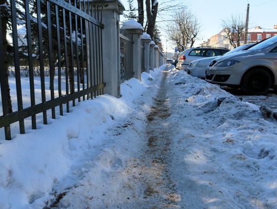 Przejście taką trasą np. do parkometru jest aktualnie nie lada wyzwaniem.