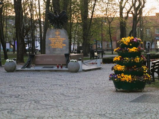 Pomnik w parku, pod którym aktualnie delegacje składają wieńce i znicze w trakcie ceremonii patriotycznych, jest szczególny z wielu względów. Zachowano w nim ślad naszej martyrologii.