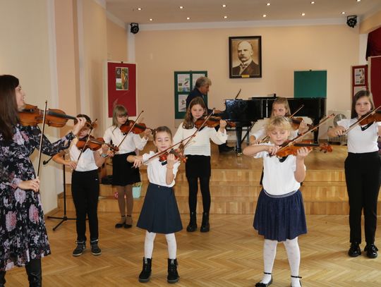 Podczas Poranku Muzycznego dla Dzieci wystąpił między innymi zespół skrzypaczek.
