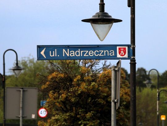 "Bywa tak, że w okresie nocnym, praktycznie codziennie, zwłaszcza w weekendy, dokonuje się wyścigów na ulicy Nadrzecznej" -opisał Dariusz Szkiłądź.
