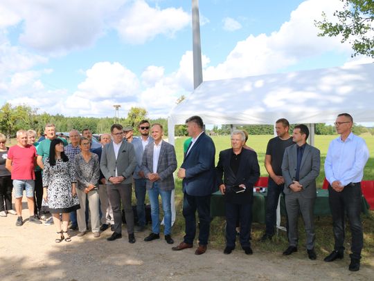 Na zdjęciu uczestnicy podpisania umowy wraz z mieszkańcami Szczeberki.