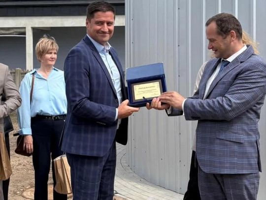 Na pierwszym planie: Poseł Jacek Niedźwiedzki i wójt Radosław Wawiórko.