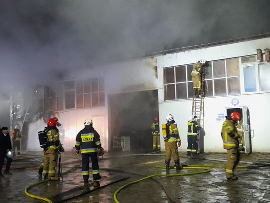 Ogromny pożar strawił magazyny sklepu rolniczego w Janówce