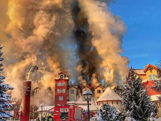 Pali się hotel nad jeziorem Białym 