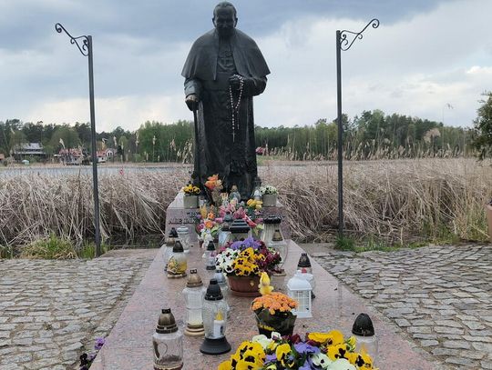 Po półtoragodzinnej podróży statek dopłynął do Sanktuarium Maryjnego w Studzienicznej i jego najważniejszy pasażer opuścił pokład w miejscu, gdzie dziś znajduje się pomnik.