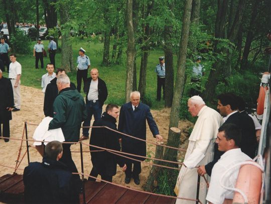 Papież Jan Paweł II opuszcza statek w Studzienicznej