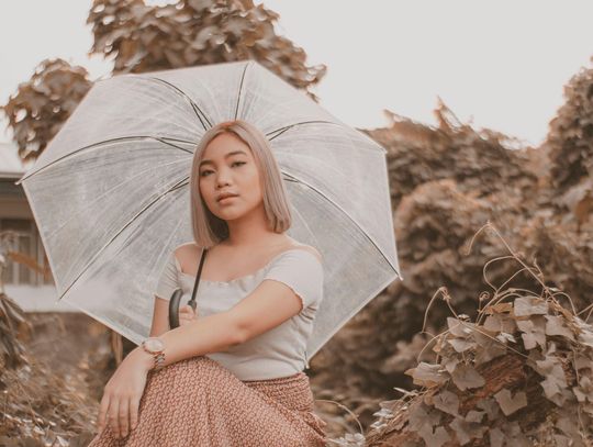 Parasol damski – jak wybrać model, który sprawdzi się w każdej pogodzie?
