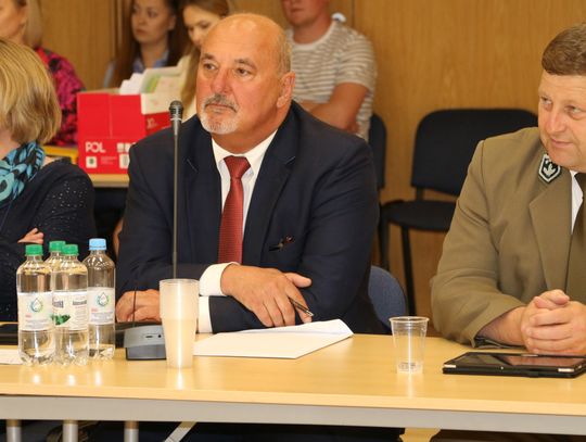 Dariusz Szkiłądź (w środku) interweniuje w imieniu mieszkańców Augustowa.