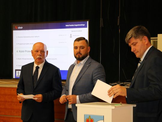 Na zdjęciu: Piotr Rusiecki wrzuca kartkę do głosowania do urny wyborczej.