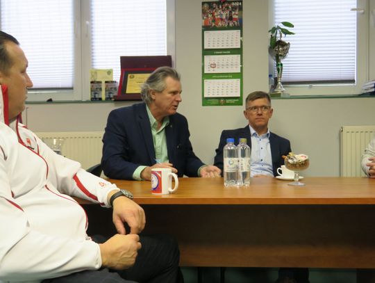 Od lewej: Znakomity kajakarz Marek Twardowski, prezes klubu Sparta Augustów Zdzisław Sadowski, ówczesny kandydat na urząd burmistrza Augustowa Andrzej Zarzecki i mistrz olimpijski z Sapporo Wojciech Fortuna.