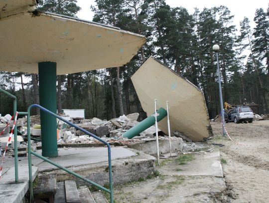 "Tamte budynki na pewno wymagały modernizacji, ale decyzja o ich całkowitym unicestwieniu była kompletnie bezrefleksyjna i niepoparta analizami" -twierdził Adam Sieńko.