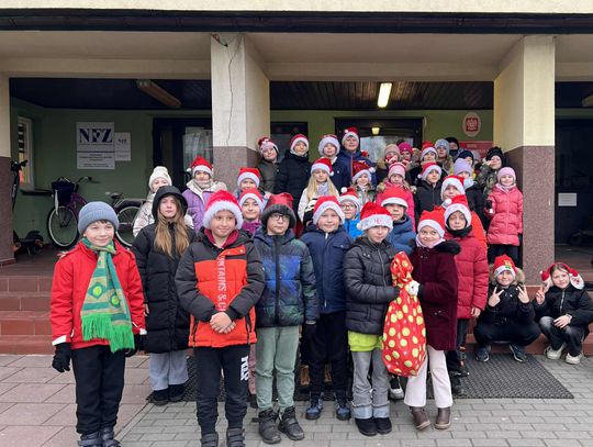 Pocztówki miłości: uczniowie ZSP nr 2 rozdali świąteczną radość mieszkańcom Augustowa