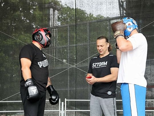 Przechodnie byli świadkami otwartego treningu augustowianina Grzegorza Stankiewicza, pseudonim Podlaski Tur, który stanie do walki bokserskiej o utrzymanie tytułu Mistrza Świata wagi ciężkiej Federacji FTP.