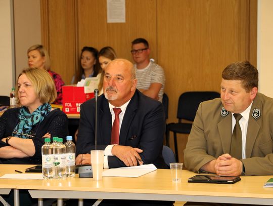 Na zdjęciu od lewej: Wiesława Chrulska i Dariusz Szkiłądź są zbulwersowani ogromną podwyżką diet dla wiceprzewodniczących rady powiatu.