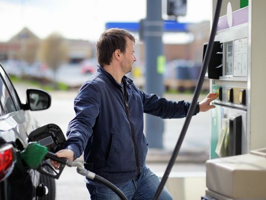 Polska ma jedne z najniższych cen paliw w UE. Pozory mogą jednak mylić