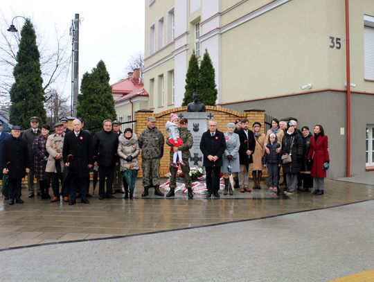 Przybyłe na spotkanie delegacje, z żołnierzami P.O.W. oraz komendantem pułkownikiem Piotrem Augustynowiczem na czele, złożyły kwiaty pod popiersiem Marszałka Józefa Piłsudskiego.