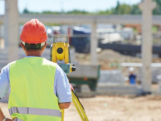 Porównanie niwelatorów: optyczne vs. cyfrowe – który wybrać do prac budowlanych i geodezyjnych?