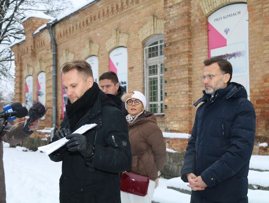Poseł o zasługach burmistrza (video) Krzysztof Truskolaski (na pierwszym planie) prezentuje odpowiedź otrzymaną od PKP.
