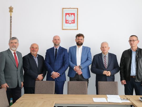 Uroczyste podpisanie umów na modernizację dróg w gminie Lipsk.