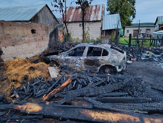 Pożar samochodu osobowego i dwóch budynków gospodarczych