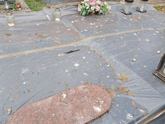 To zdjęcie przekazał nam Czytelnik, który wykonał je przechadzając się ostatnio po augustowskim cmentarzu. Nasz rozmówca twierdzi, że sytuacja uwieczniona na wykonanym przez niego zdjęciu jest coraz częstsza.