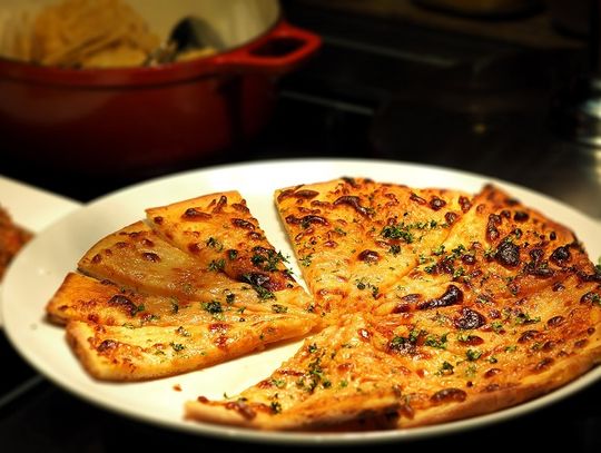 Prowadzisz biznes gastronomiczny i masz mało klientów? Zainwestuj w akcesoria do wyrobu pizzy!