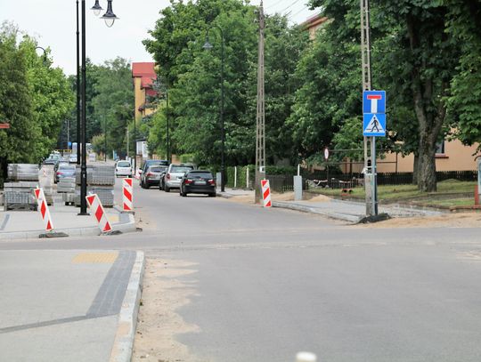Remont ulicy Młyńskiej w Augustowie się przedłuża. Słyszymy jednak, że warto poczekać na efekt końcowy, bo ulica stanie się nie tylko piękniejsza, ale także zdecydowanie bardziej funkcjonalna.