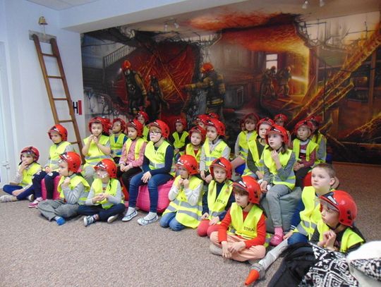 Przedszkolaki w sali edukacyjnej OGNIK