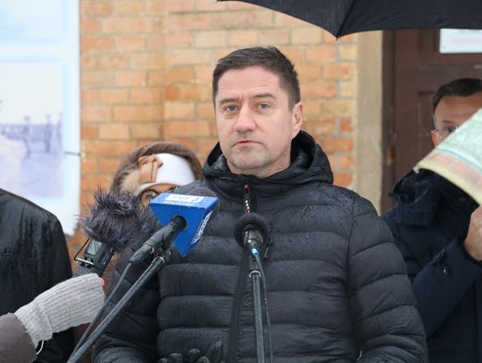 Przejście podziemne na dworcu kolejowym w Augustowie? Na zdjęciu: Poseł Jacek Niedźwiedzki, czyli ojciec sukcesu remontu augustowskiego dworca kolejowego, podczas konferencji prasowej na dworcu w Augustowie.