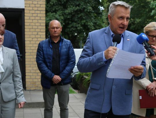 Na pierwszym planie: Dariusz Ostapowicz informujący, że wstępuje na drogę sądową z "Przeglądem Powiatowym".
