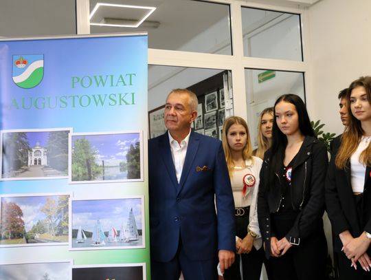 Dyrektor szkoły Grzegorz Augusewicz i uczniowie Augustowskiego Centrum Edukacyjnego.