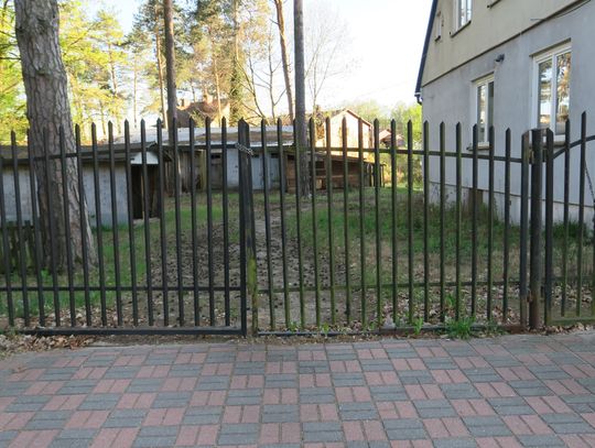 Czytelnik poinformował nas, że po publikacji artykułu teren został przywrócony do porządku, naprawiono nawet ogrodzenie.