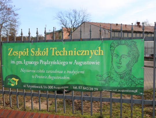 Temat przyszłości budynku po szkole budzi dużo emocji.