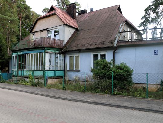 "Budynek jest aktualnie ogrodzony, opustoszały i niszczeje, bo jeżeli się go nie użytkuje i nie ogrzewa, to wiadomo co się z nim dzieje pod względem stanu technicznego" -mówił na sesji radny Andrzej Zarzecki.