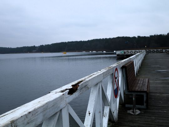 Remont augustowskiego molo nad Neckiem. Zaskakujące słowa "To można by teraz zapytać, jaki był materiał zastosowany podczas tego remontu, że już teraz trzeba to molo remontować?" -zapytał Mirosław Karolczuk, który podczas przywołanego remontu był zastępcą burmistrza.