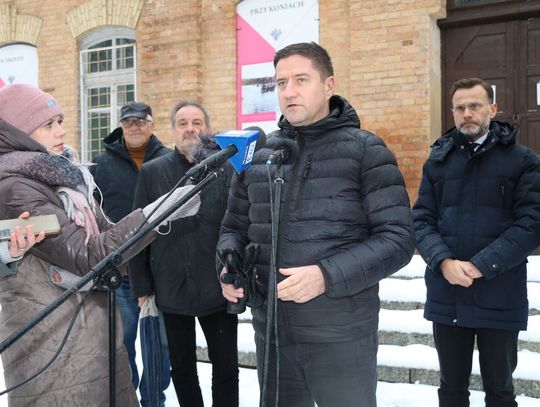 Na zdjęciu: Poseł Jacek Niedźwiedzki przed budynkiem dworca kolejowego w Augustowie.