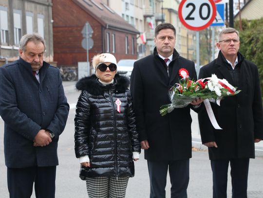 Poseł Jacek Niedźwiedzki z wiązanką kwiatów, podczas uroczystości patriotycznej w Augustowie.