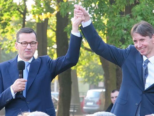 Premier rządu PiS Mateusz Morawiecki, udzielający poparcia kandydatowi PiS na funkcję burmistrza Augustowa Marcinowi Kleczkowskiemu, podczas spotkania na Rynku Zygmunta Augusta w 2018 roku. Dziś obaj są poza PiS.