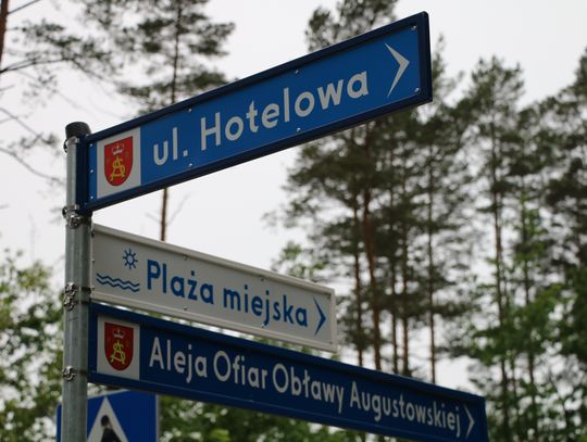 Przy ulicy Hotelowej można dostrzec bulwersujące malunki na kilku odcinkach trasy.