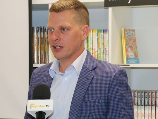 Zastępca burmistrza Filip Jerzy Chodkiewicz udzielający wywiadu związanej z urzędem miasta telewizji, kiedyś krytykował media samorządowe.