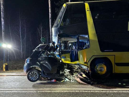 Śmiertelny wypadek na krajowej "ósemce" – zderzenie osobówki z litewskim autobusem