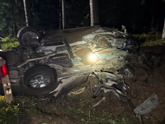 Śmiertelny wypadek w Przewięzi. Kierowca BMW zginął po uderzeniu w drzewa na trasie Augustów–Sejny