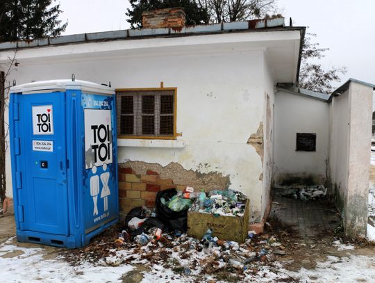 Kilkanaście metrów od dworca prowizoryczny „TOI TOI”. Najbardziej szokującym widokiem jest swoiste wysypisko śmieci przy „toalecie”. Składowane worki z odpadami, pełno różnego rodzaju butelek. Miejsce wygląda zawstydzająco, jakby od wielu miesięcy nikt tam nie sprzątał.