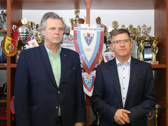 Przed decydującą drugą turą wyborów na urząd burmistrza Augustowa, prezes klubu Zdzisław Sadowski oficjalnie poparł Andrzeja Zarzeckiego, kontrkandydata Mirosława Karolczuka. Czy jest to genezą trwającego konfliktu i wezwań do dymisji zarządu?