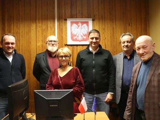 Spotkanie posła Jacka Niedźwiedzkiego z mieszkańcami Augustowa Na zdjęciu m.in. poseł Jacek Niedźwiedzki oraz radni miejscy Izabela Piasecka, Leszek Cieślik i Rafał Harasim.