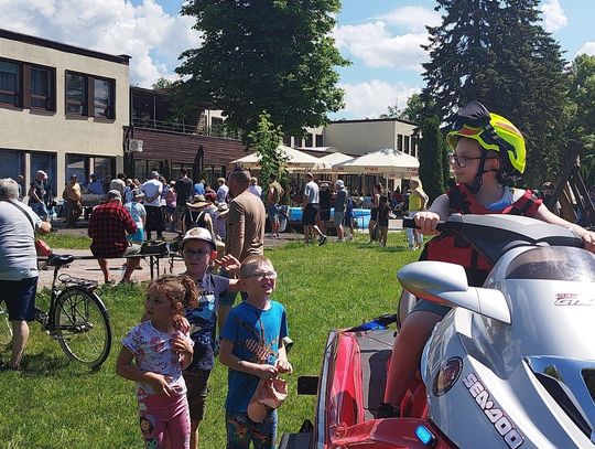 Strażacy z OSP Augustów-Lipowiec świętowali Dzień Dziecka z najmłodszymi.