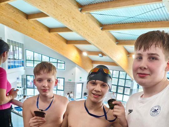 Sześć medali dla UKS „Pływacy” Augustów na zawodach w Sokółce