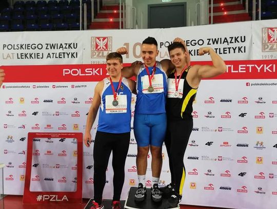 Szymon Łazarski na podium  