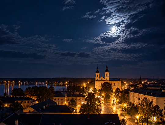 Tajemniczy huk nad Augustowem. Mieszkańcy zgłaszają nocne zdarzenie, służby bez potwierdzenia